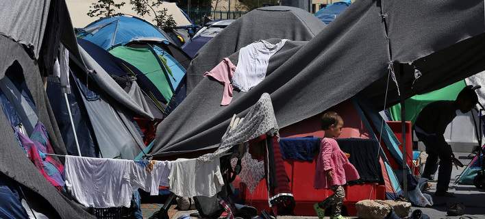 Οι πρόσφυγες έκαναν Πάσχα στο λιμάνι του Πειραιά [εικόνες].